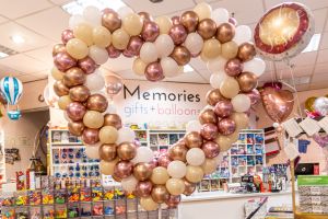 Geschäftsinnenansicht mit Blick auf dekorative Ballons in Herzform