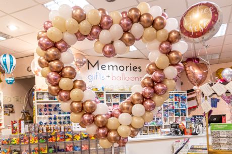 Dekoratives Herz aus verschiednfarbigen, kleinen Ballons