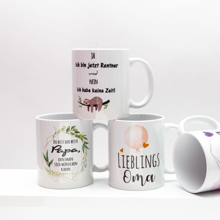 Kaffeebecher mit verschiedenen Motiven.
