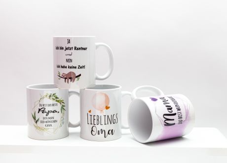 Weiße Kaffeebecher, bedruckt mit verschiedenen Motiven.