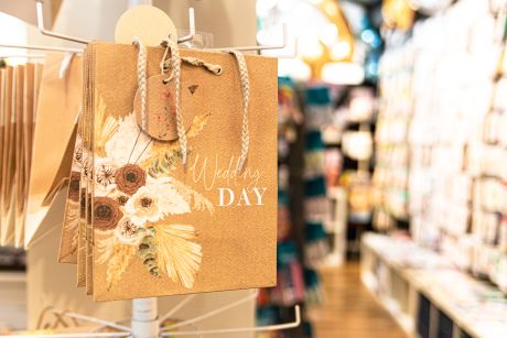 Geschenktüten in Brauntönen gehalten, mit Blumenmotiv, Kordel und Aufschrift "Wedding DAY"