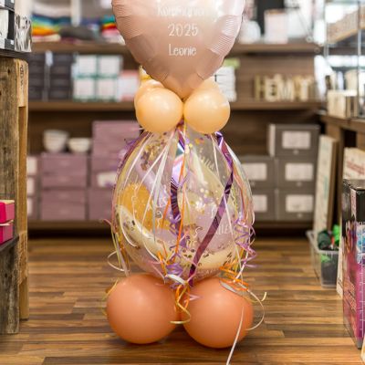 Verschiedene Ballons zur Kommunion von Leonie 2025. So arrangiert, dass ein Hase assoziiert werden kann.