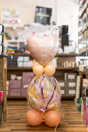 Verschiedene Ballons zur Kommunion von Leonie 2025. So arrangiert, dass ein Hase assoziiert werden kann.