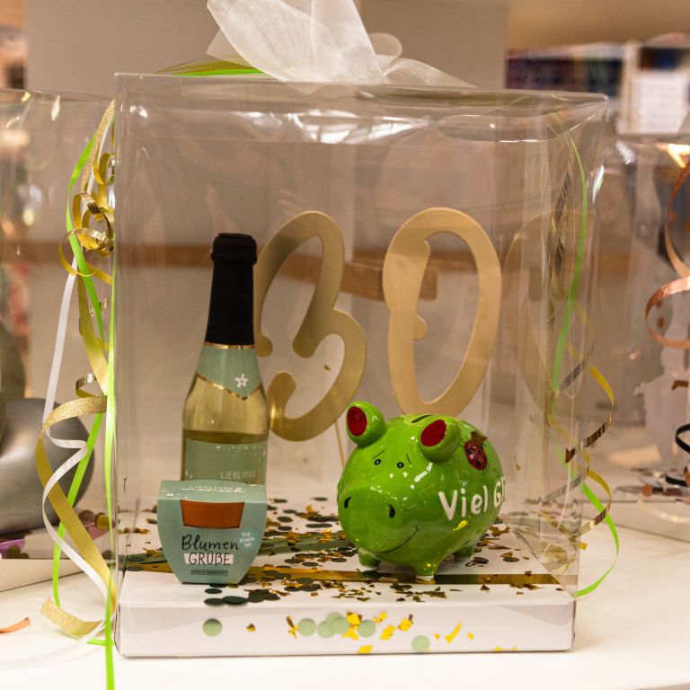 Geschenkset zum 30. Geburtstag mit kleiner Sektflasche, grünem Sparschwein und der Zahl 30