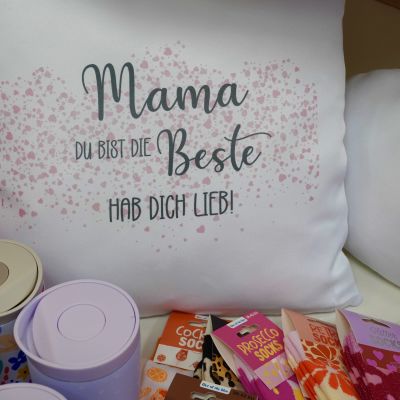 Verschiedene Aufmerksamkeiten zum Muttertag: Socken, Kissen und Becher
