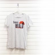 Weiß-graues T-Shirt mit Motiv, bestehend aus serifenlosem, texturiertem, schwarzem Aufdruck „Schwarz-WALD“, traditionellem roten Bollenhut und in roter Schreibschrift gesetzem „heimat“.