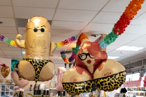 Ausgefallene Folienballons in Form von Penis und Brustpaar mit Unterwäsche im Leopardendesign.