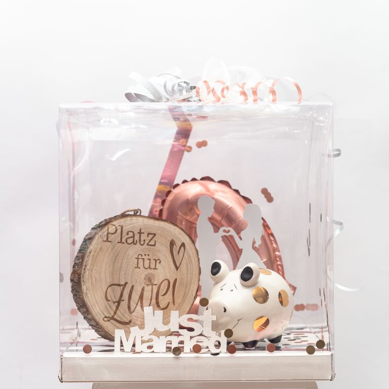 Aufwendig verpacktes Hochzeitsgeschenk in Geschenkbox