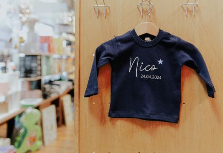 Langärmeliges Baby T-Shirt in Dunkelblau, mit Aufdruck: „Nico 24.04.2024“