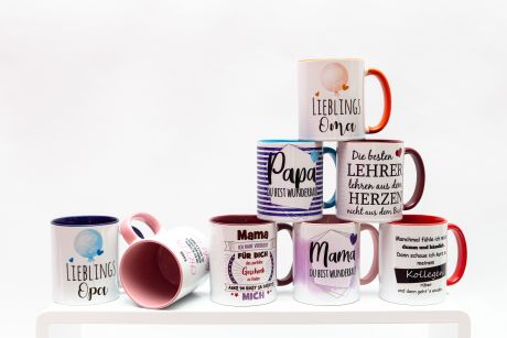 Kaffeebecher mit farbigen Akzenten, bedruckt mit verschiedenen Mottos.