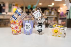 Bunnte Gläser mit lustigen Sprüchen