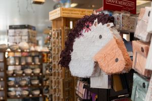 Eine Piñata in Form eines weißen Pferdekopfes.