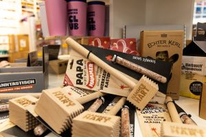 Scherzartikel für Männer mit Holz-Fleischklopfern und der Aufschrift „Papa du bist nicht nur der Hammer sondern gleich der ganze Werkzeugkasten“.