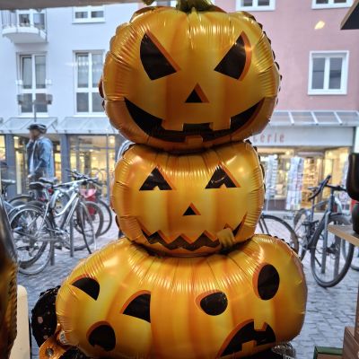 Halloween-Ballons im Schaufenster
