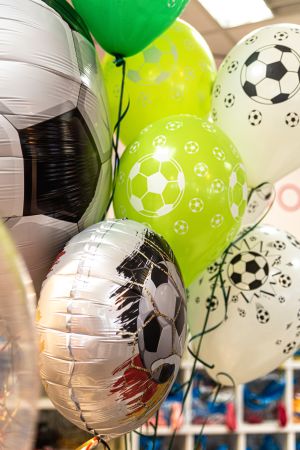 Luftballons mit Fußballmotiven