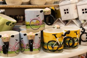 Motivtassen im Fahrrad-Design mit einem dreidimensional gestalteten Fahrradkorb und Lenker als Henkel.
