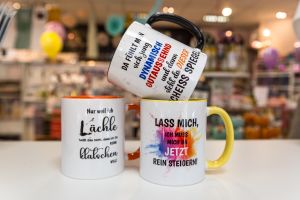 Bunnte Tassen mit lustigen Sprüchen