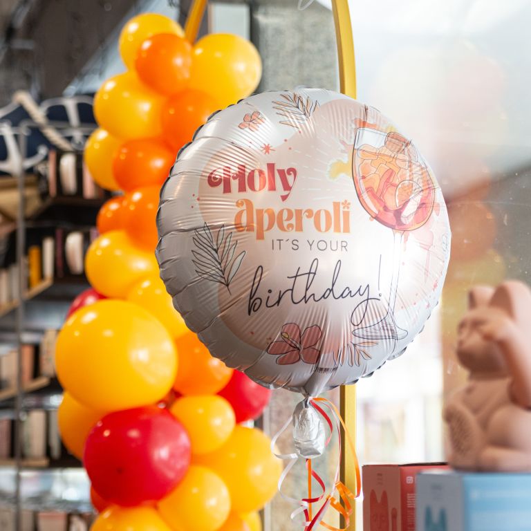 Folienballon mit der Aufschrift „Holy Aperoli IT'S YOUR birthday!“