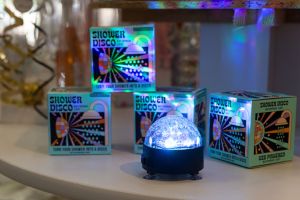 Ein leuchtendes "Shower Disco" Licht vor seiner Verpackung.