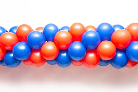 Grilande aus rot-blauen Ballons