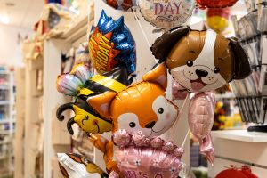 Bunter Strauß aus Folienballons mit Tiergesichtern wie Fuchs, Hund und Biene sowie Geburtstagsgrüßen.