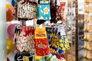 Sockenständer mit aufgehängten Motivsocken, unter anderem bedruckt mit Currywurst-, Kebab- und Spiegelei-Mustern.